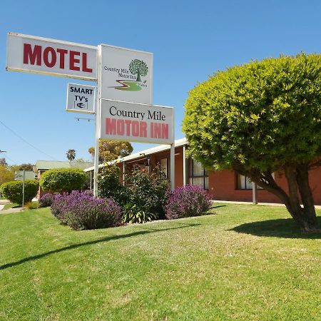 פורבס Country Mile Motor Inn מראה חיצוני תמונה