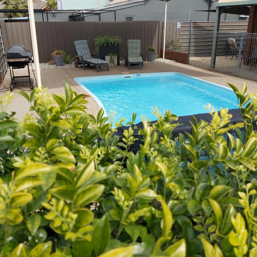 פורבס Country Mile Motor Inn מראה חיצוני תמונה