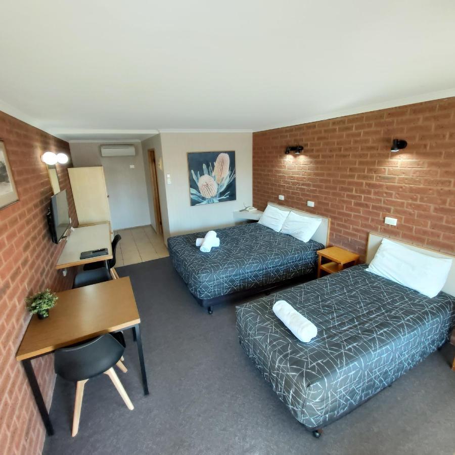 פורבס Country Mile Motor Inn מראה חיצוני תמונה