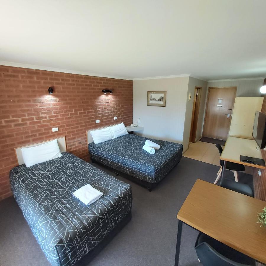 פורבס Country Mile Motor Inn מראה חיצוני תמונה