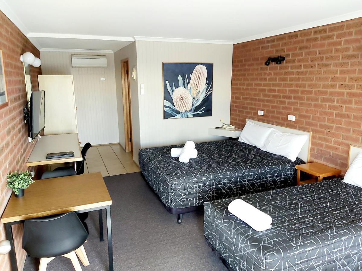 פורבס Country Mile Motor Inn מראה חיצוני תמונה