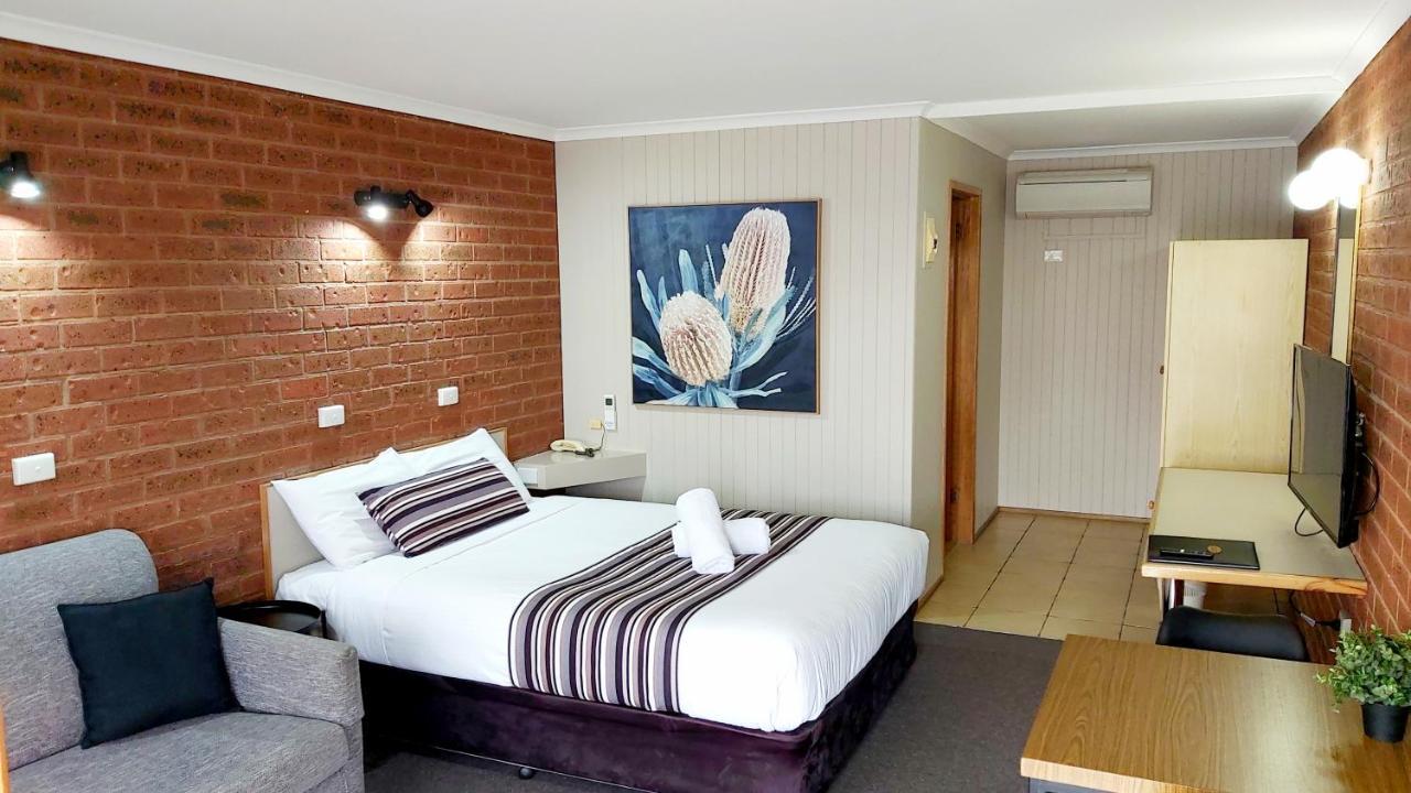 פורבס Country Mile Motor Inn מראה חיצוני תמונה