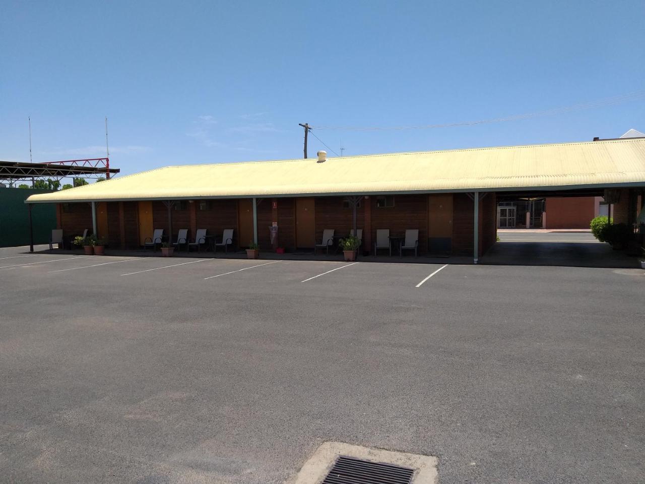 פורבס Country Mile Motor Inn מראה חיצוני תמונה